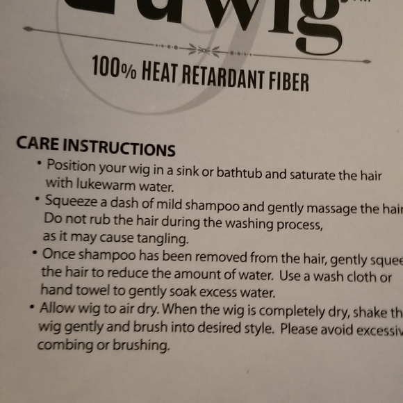 Beautiful 24" Blonde heat-resistant Synthetic Wig - Picture 5 of 8